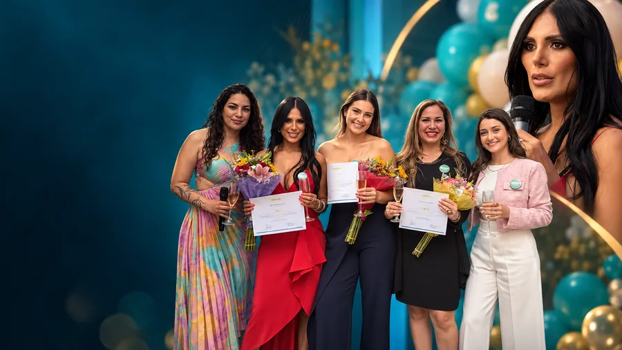 Portada editorial del foro Mujeres Transformando: participantes con reconocimientos y flores, y una ponente con micrófono.